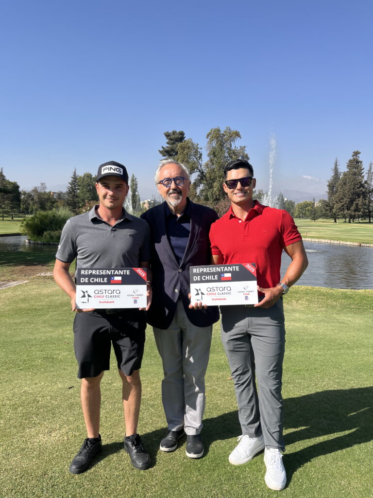 Christian Espinoza y Carlos Bustos reciben la invitación al Astara Chile Classic presentado por Scotiabank, de parte del director del torneo, Alejandro Peric